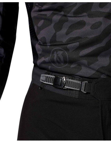 Pantalón Revit X Pol Tarrés Lejano Tallaje Corto | Negro y rojo