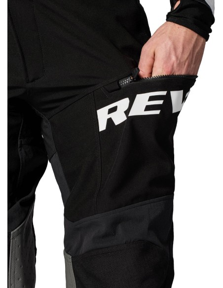 Pantalón Revit X Pol Tarrés Lejano Tallaje Corto | Negro y rojo
